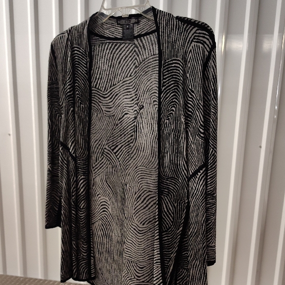 Chic Black and White Striped Wrap - Picture 1 of 4